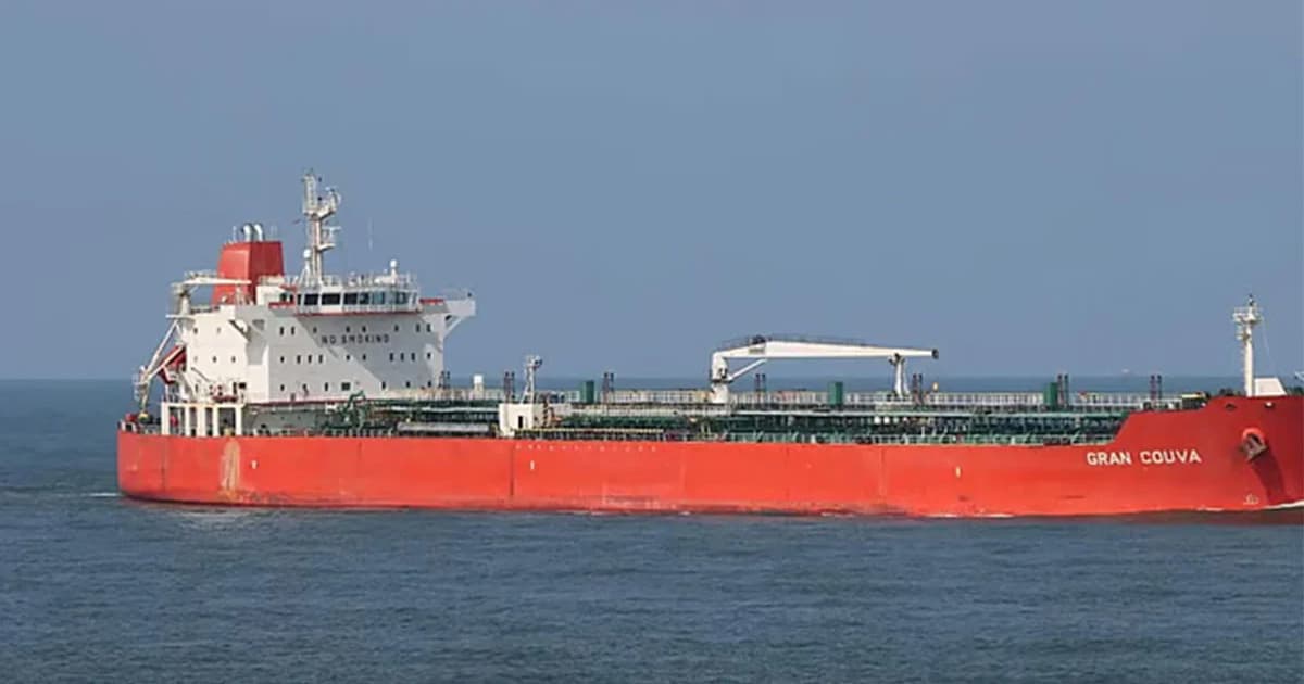 জ্বালানি তেল নিয়ে চট্টগ্রাম বন্দরে ‘এমটি গ্রান কুভা’ জাহাজ