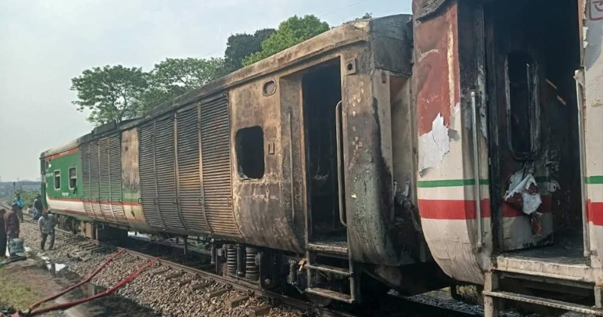 চট্টগ্রামে ট্রেনে আগুন: ৪ সদস্যের তদন্ত কমিটি গঠন