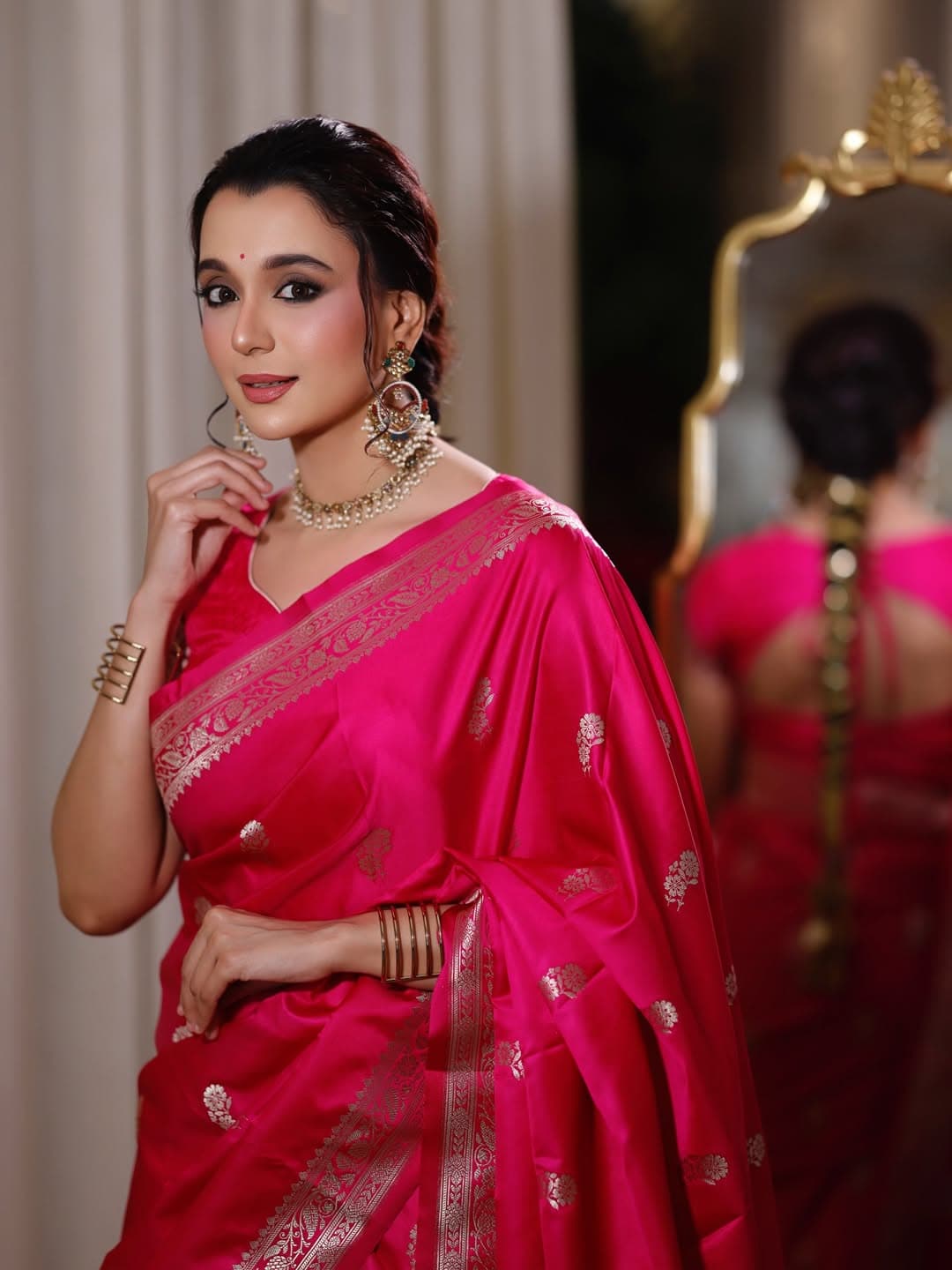 বর্ডারজুড়ে সূক্ষ্ম সোনালি জরির ফুলেল নকশা শাড়িটিকে দিয়েছে রাজকীয় আবহ।