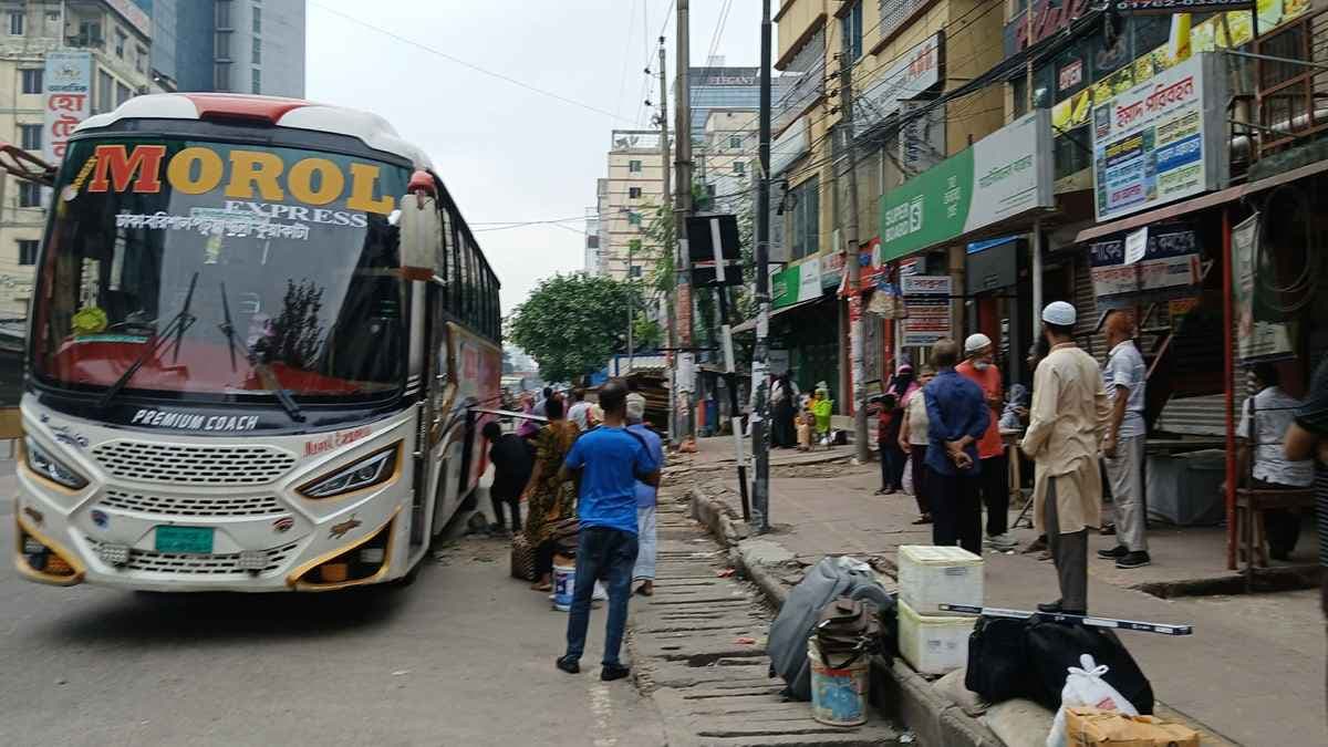 ঈদের দ্বিতীয় দিনেও ঢাকা ছাড়ছেন মানুষ
