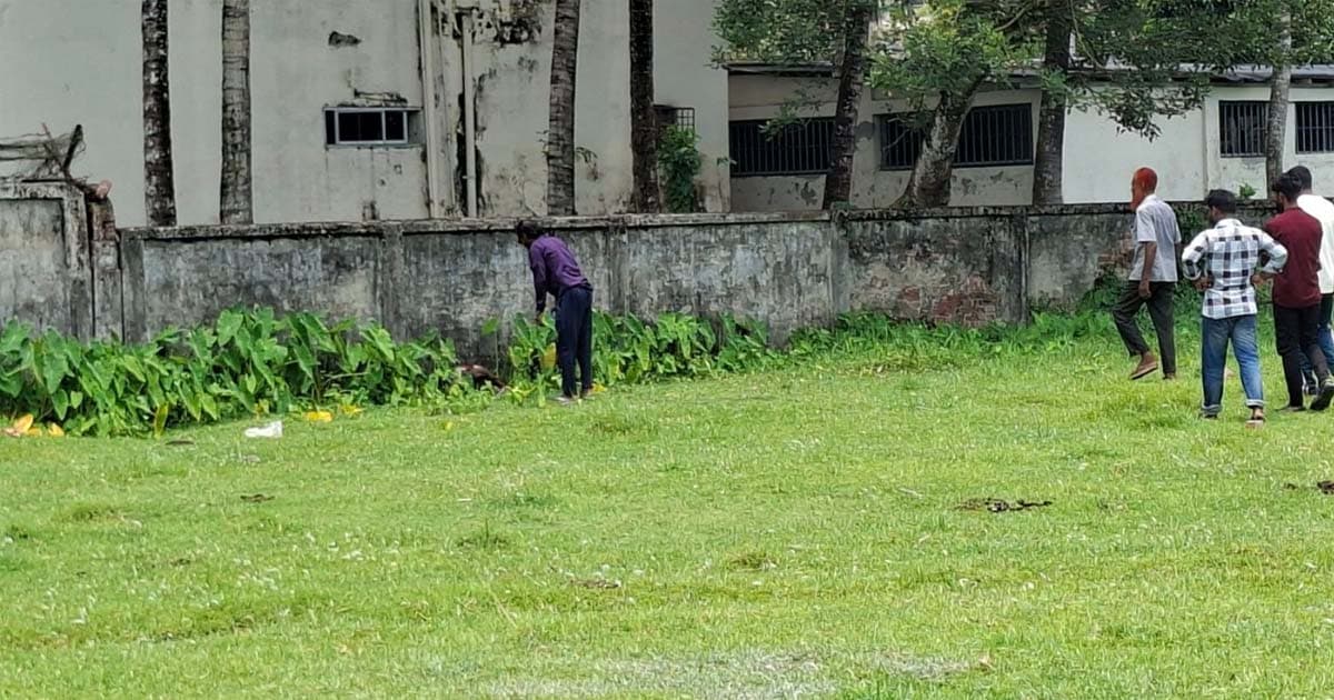 বরগুনায় আদালতের সামনে থেকে নারীর অর্ধগলিত লাশ উদ্ধার