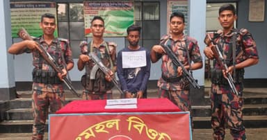 সীমান্তে বিজিবির অভিযানে মাদক ও ওষুধসহ আটক ১