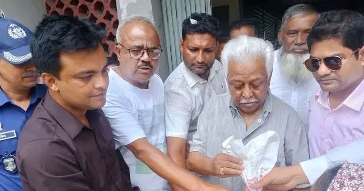 ভিজিএফ চাল বিতরণ করলেন এমপি সান্টু