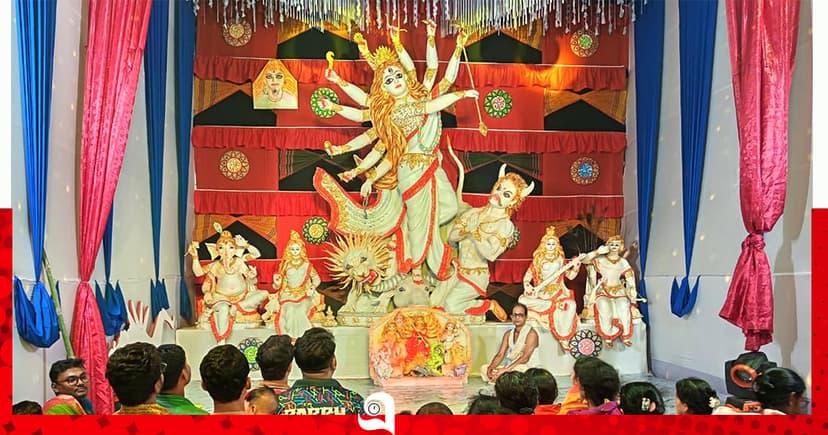 ১৪ বছরে ১৪ ফুটের প্রতিমা, ঈশ্বরগঞ্জে দর্শনার্থীদের ঢল