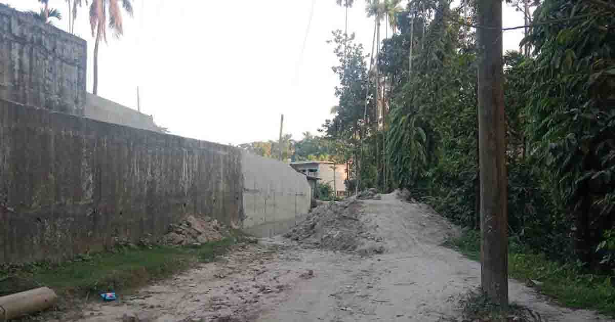 মঠবাড়িয়ায় মাটির স্তূপে বন্ধ বাইপাস, ভোগান্তিতে মানুষ