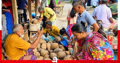 দুর্গাপূজা সামনে রেখে পাঁচবিবিতে বাড়ছে নারকেলের বেচাকেনা