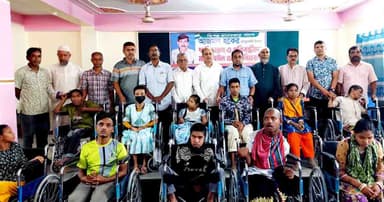 বীরগঞ্জে প্রতিবন্ধীদের মাঝে হুইলচেয়ার বিতরণ