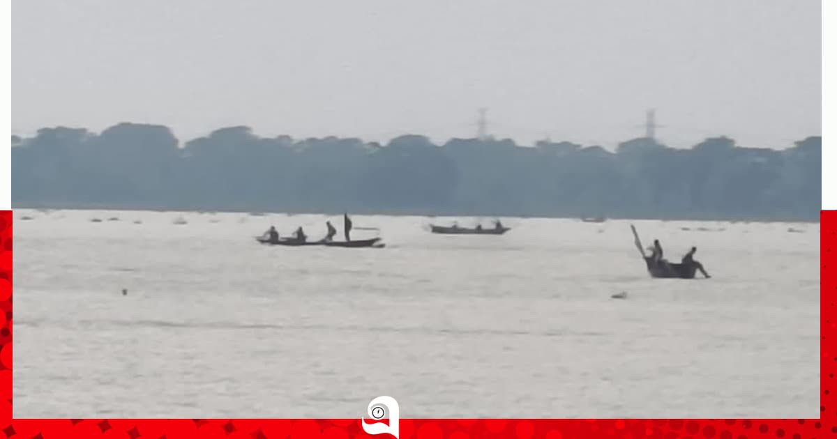দুমকিতে নিষেধাজ্ঞা অমান্য করে চলছে মা ইলিশ শিকার