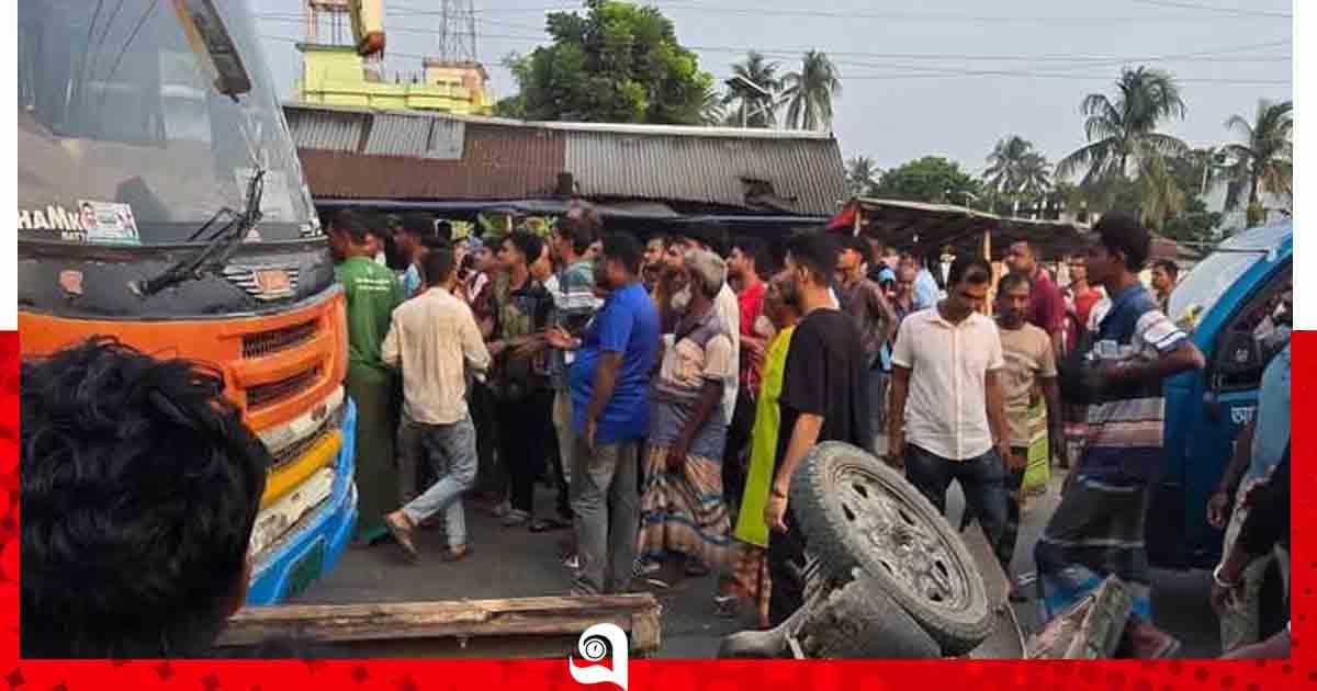 মোহনপুরে বাসের ধাক্কায় ভ্যানচালকসহ আহত ৪
