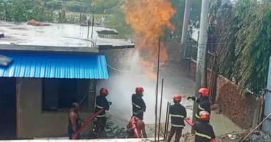 উখিয়ায় গ্যাসের আগুন, ২০ ঘণ্টায়ও আসেনি নিয়ন্ত্রণে