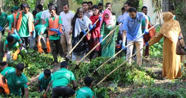 বরিশালে পরিত্যক্ত পুকুর পরিষ্কারে প্রশাসনের অভিযান