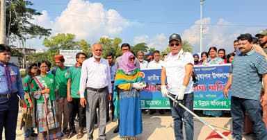 বরিশালে পরিচ্ছন্নতা অভিযানে প্রশাসনের কর্মকর্তারা