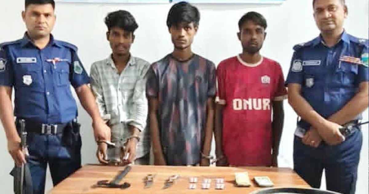 মান্দায় মাদক ও দেশীয় অস্ত্রসহ গ্রেপ্তার ৩