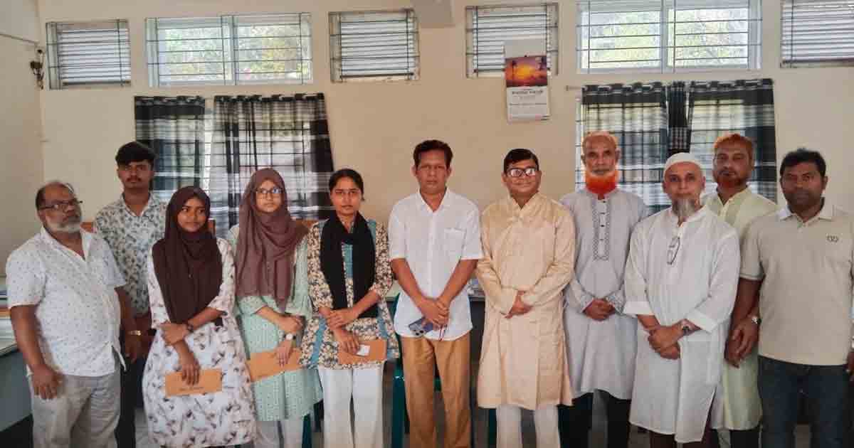গৌরনদীতে কৃতী শিক্ষার্থীদের পুরস্কার বিতরণ