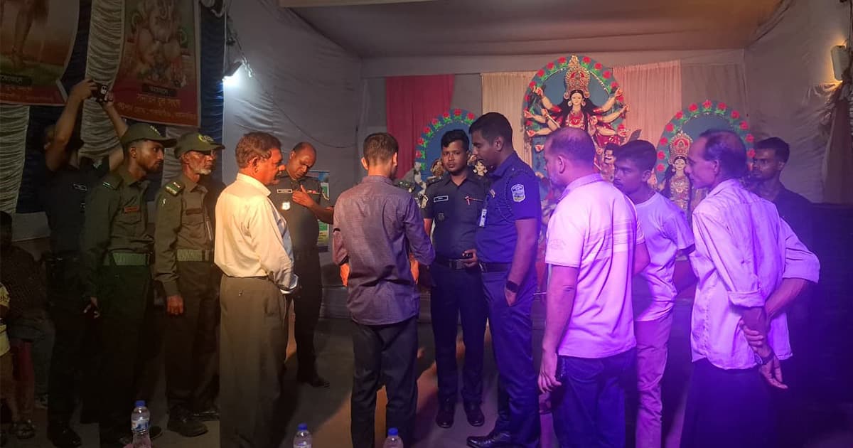 ময়মনসিংহে নবমীর উৎসবে মণ্ডপে মণ্ডপে ভিড়