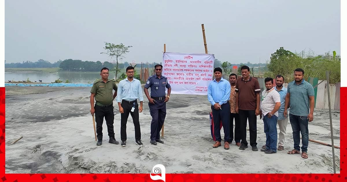 শীতলক্ষ্যার তীরে বালু জব্দ