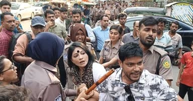 ধানমন্ডিতে সাংস্কৃতিক কর্মীদের মানববন্ধনে বাধা, আটক ১