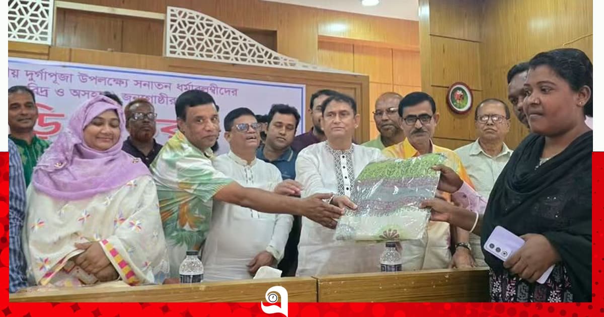 দুর্গাপূজা উপলক্ষে মান্দায় উপহার বিতরণ