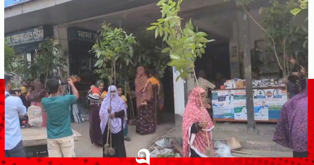 ত্রিমোহনীতে গাছের চারা বিতরণ