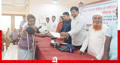 দোহারে দুস্থদের মধ্যে নগদ অর্থ ও সেলাই মেশিন বিতরণ