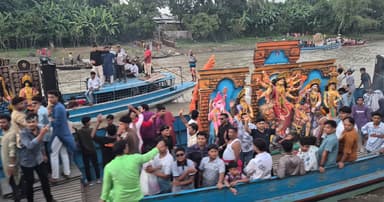 গুরুদাসপুরে নির্বিঘ্নে দুর্গোৎসবের সমাপ্তি