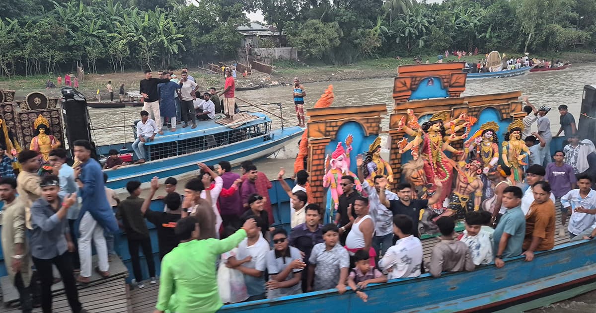 গুরুদাসপুরে নির্বিঘ্নে দুর্গোৎসবের সমাপ্তি
