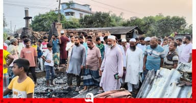 গোমস্তাপুরে বিস্কুট কারখানায় আগুন