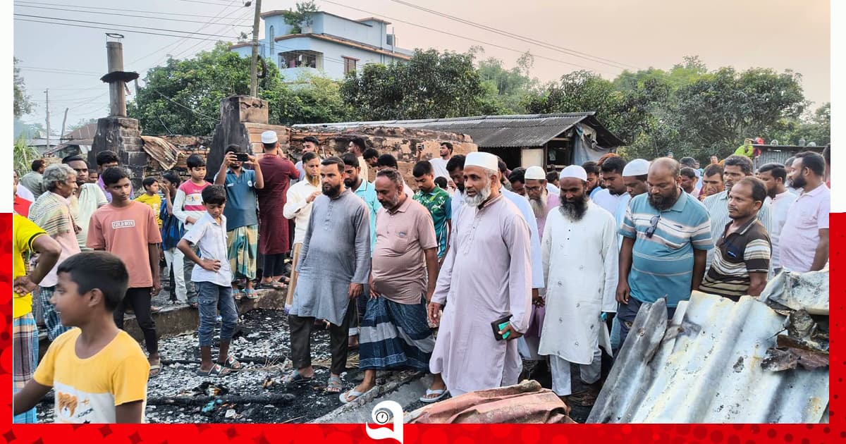 গোমস্তাপুরে বিস্কুট কারখানায় আগুন