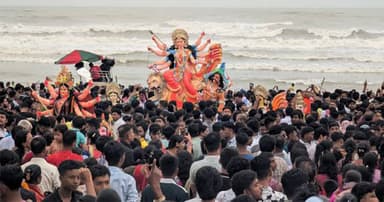 কক্সবাজার সৈকতে লাখো মানুষের ঢল, বিসর্জনে বিদায় দুর্গার