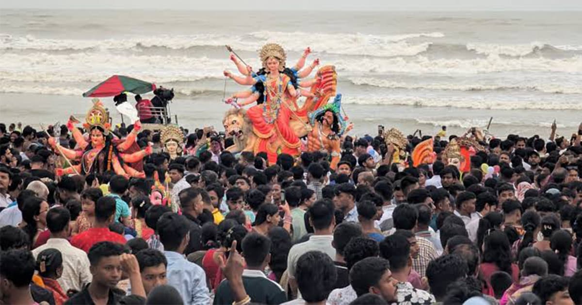 কক্সবাজার সৈকতে লাখো মানুষের ঢল, বিসর্জনে বিদায় দুর্গার