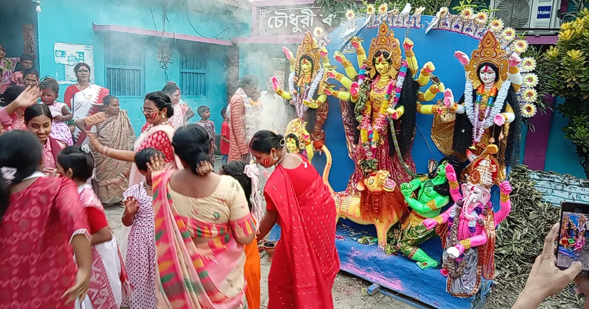 লালপুরে উৎসবমুখর পরিবেশে প্রতিমা বিসর্জন