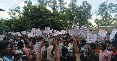 বনদস্যুদের দৌরাত্ম্য বন্ধের দাবিতে উপকূলে গণমিছিল
