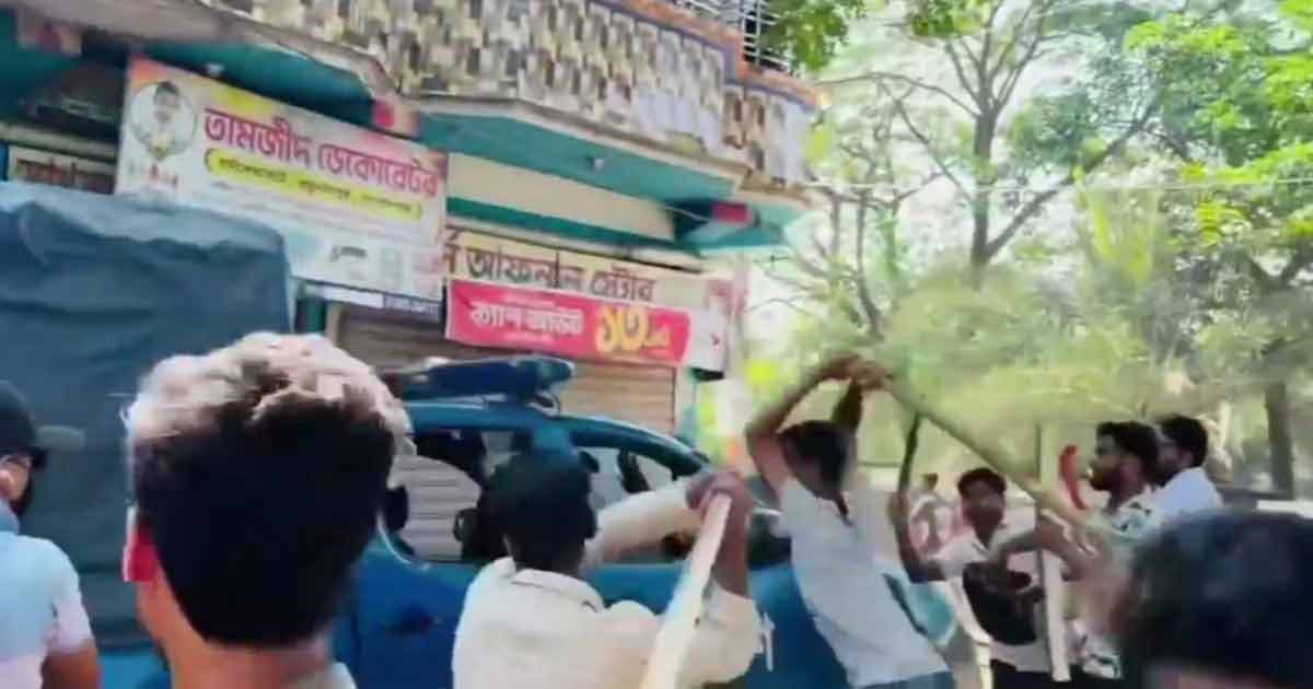 যুবলীগ-ছাত্রলীগের মিছিল থেকে পুলিশের গাড়িতে হামলা