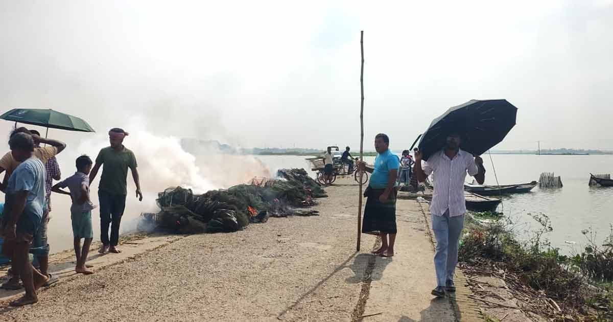 নলডাঙ্গার হালতী বিলে অবৈধ জাল ও বানা অপসারণ
