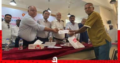 ধামরাইয়ে পূজামণ্ডপে চাল ও অনুদান বিতরণ