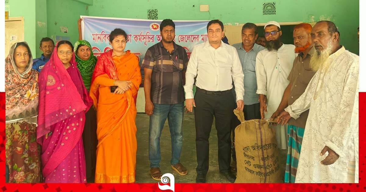 দুমকিতে জেলেদের মাঝে চাল বিতরণ