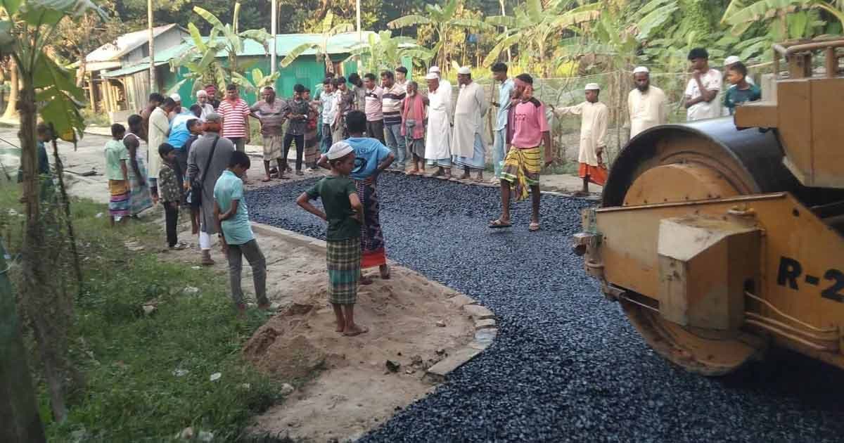 শিক্ষককে পেটানোর হুমকির প্রতিবাদে সড়ক অবরোধ