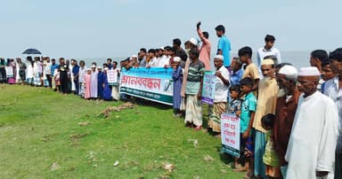 ‘ভিটেমাটি বাঁচান’, হাতিয়ায় নদীতীরে মানুষের মানববন্ধন