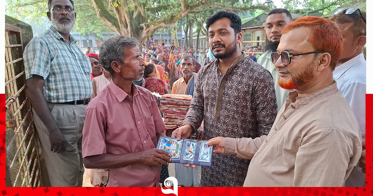 সৈয়দপুরে পূজার আনন্দ ভাগাভাগি, শাড়ি-লুঙ্গি বিতরণ