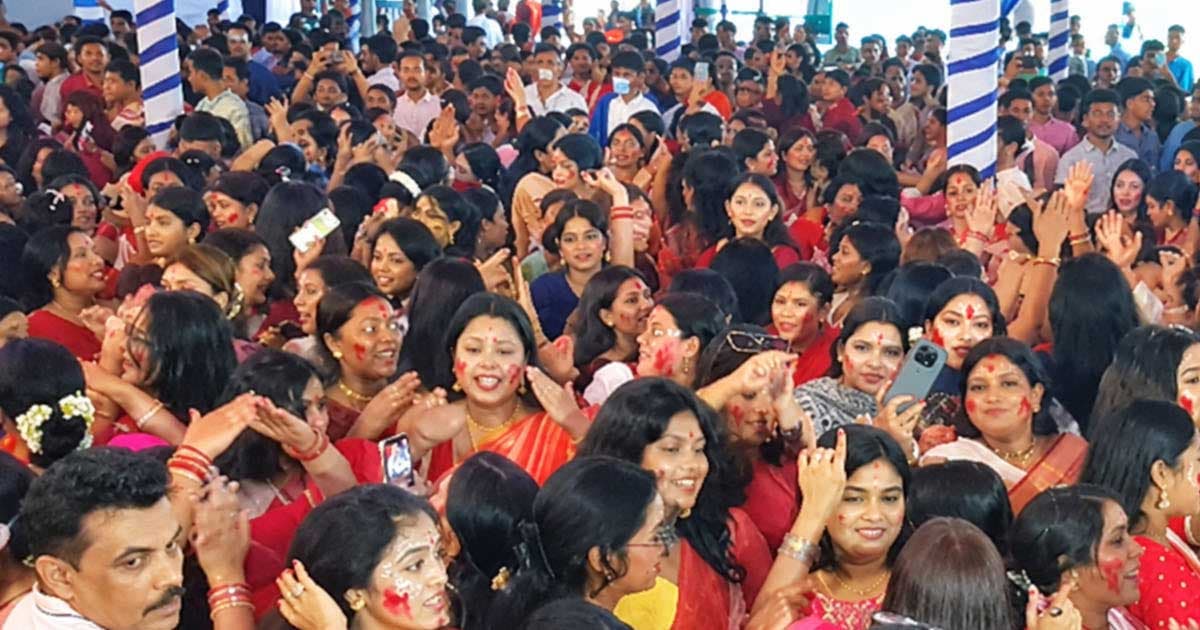 সিঁদুর খেলা আর অশ্রুজলে দেবী দুর্গাকে বিদায়
