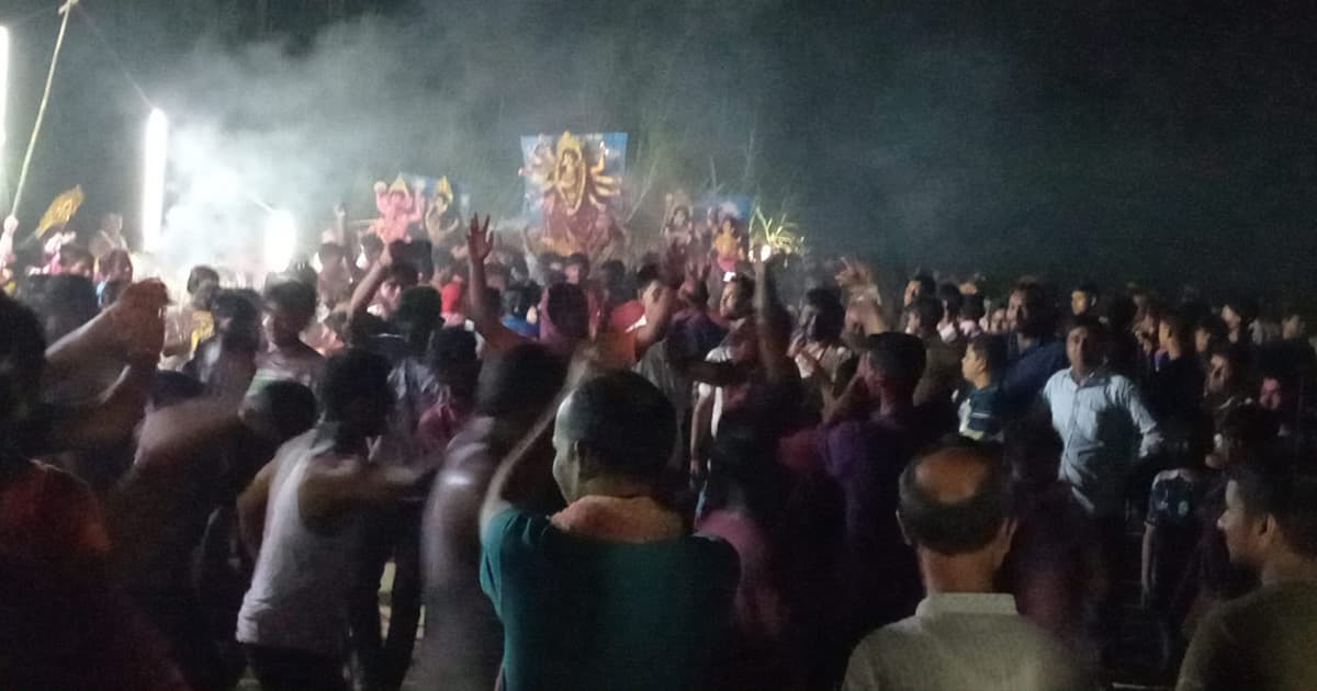 বেড়ায় নির্বিঘ্নে প্রতিমা বিসর্জন