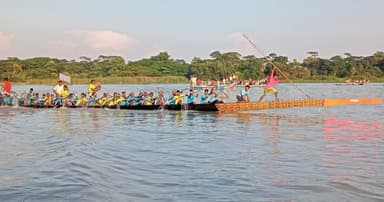 সন্ধ্যার বুকে বৈঠার ছন্দ, দুই তীরে উল্লাসের ঢেউ