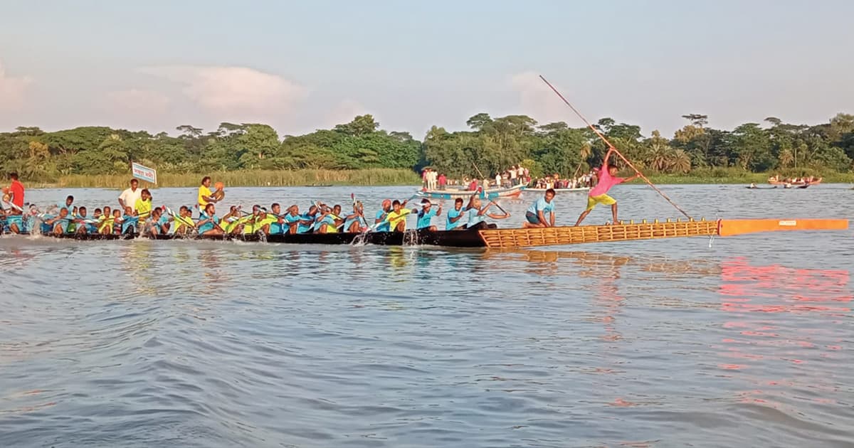 সন্ধ্যার বুকে বৈঠার ছন্দ, দুই তীরে উল্লাসের ঢেউ