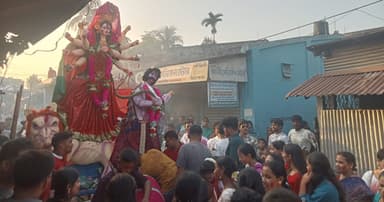 তিলাই নদীতে প্রতিমা বিসর্জন ঘিরে ভক্তদের ঢল