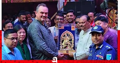 পূজামণ্ডপে মার্কিন রাষ্ট্রদূত, বোস কেবিনে চা