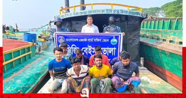 মেঘনায় অবৈধ বালু উত্তোলন: ৪ ড্রেজার-বাল্কহেডসহ আটক ৮