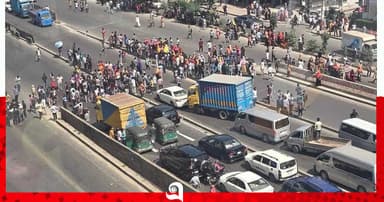 ৩০ হাজার টাকা ন্যূনতম বেতনের দাবিতে উত্তরায় পোশাক শ্রমিকদের অবরোধ