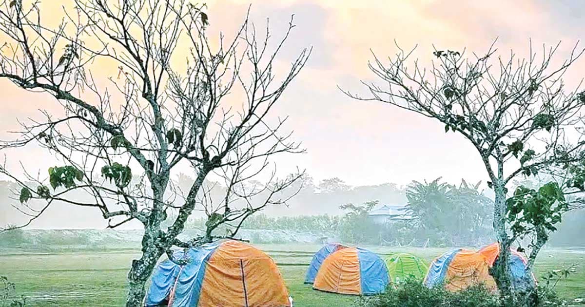 শীত আসতে না আসতেই কুয়াশায় মুড়ল মনপুরা