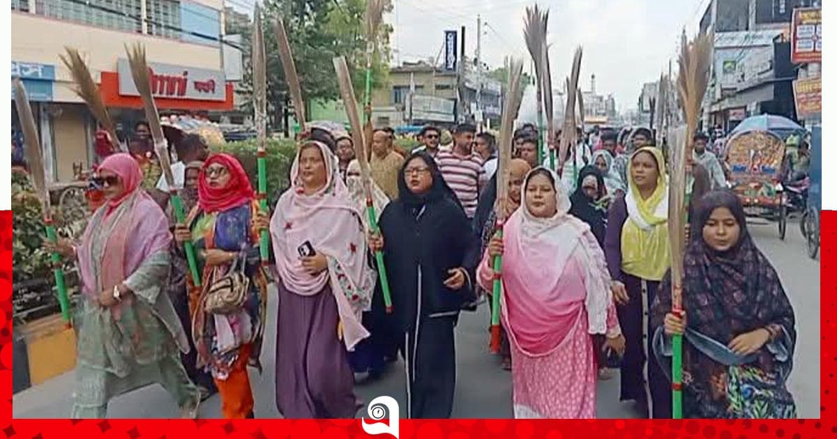 সংসদ সদস্য আমির হামজার বিরুদ্ধে ঝাড়ু মিছিল