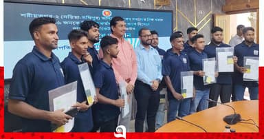 শরীয়তপুরে ১১ জন পেলেন ভিসা-টিকিট